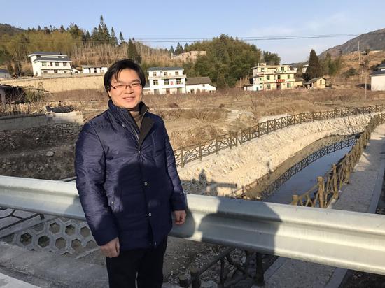 村支书陈自立站在桃花溪前
