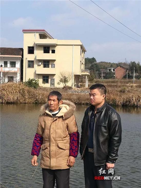 刘亮（右一）和被救者聂文林来到事发地。（摄影 刘魁春）
