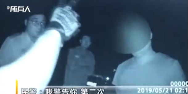 男子暴打妻子后指使其弟放狗咬警察 两人均获刑