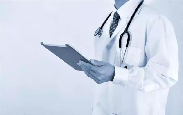 风险大、门槛高、报酬低 60万医学生仅10万穿上白大褂