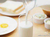 什么時候喝牛奶最好？營養師：餐前半小時