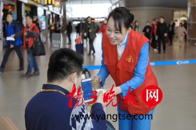 这位校车司机每天贴心护送特殊小乘客上学