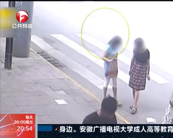 西安检查人员沿街丢烟头惹争议 官方回应惊呆网友