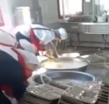 小学被指用洗衣粉清洗学生餐具 负责人被停职