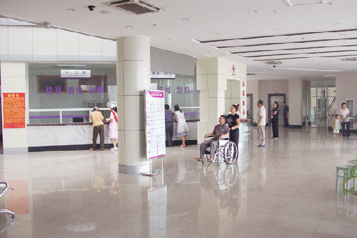 七旬老太病好了三年不出院 宜兴法院送“医赖”回家