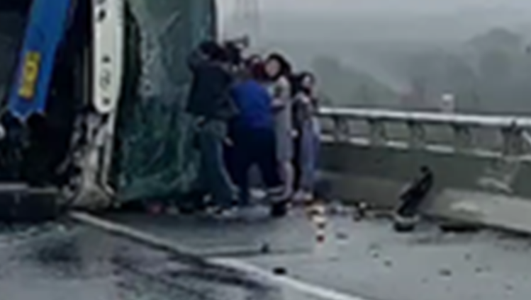 载有50人大巴苏通大桥上翻车 4人受轻伤 大桥瘫痪3小时