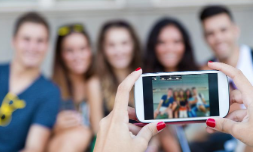 小学暑假作业要求与五个外国人合影 校长：选择性作业