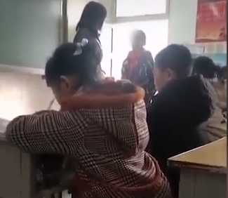 小学生疑在课上被老师打八个耳光 当地教育局介入