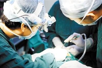 明知对方无从业资质还做整形 眼袋切掉了 眼睑外翻了