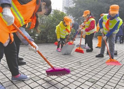 江苏一环卫工因阻止乱丢垃圾遭殴打 施暴者被拘5日