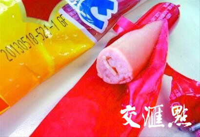 “碰瓷新花样”：拿根火腿肠“冤枉”不牵绳的狗狗