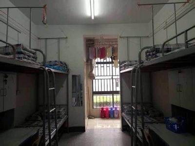 江苏无锡一大学领导醉酒夜闯女生宿舍？校方回应