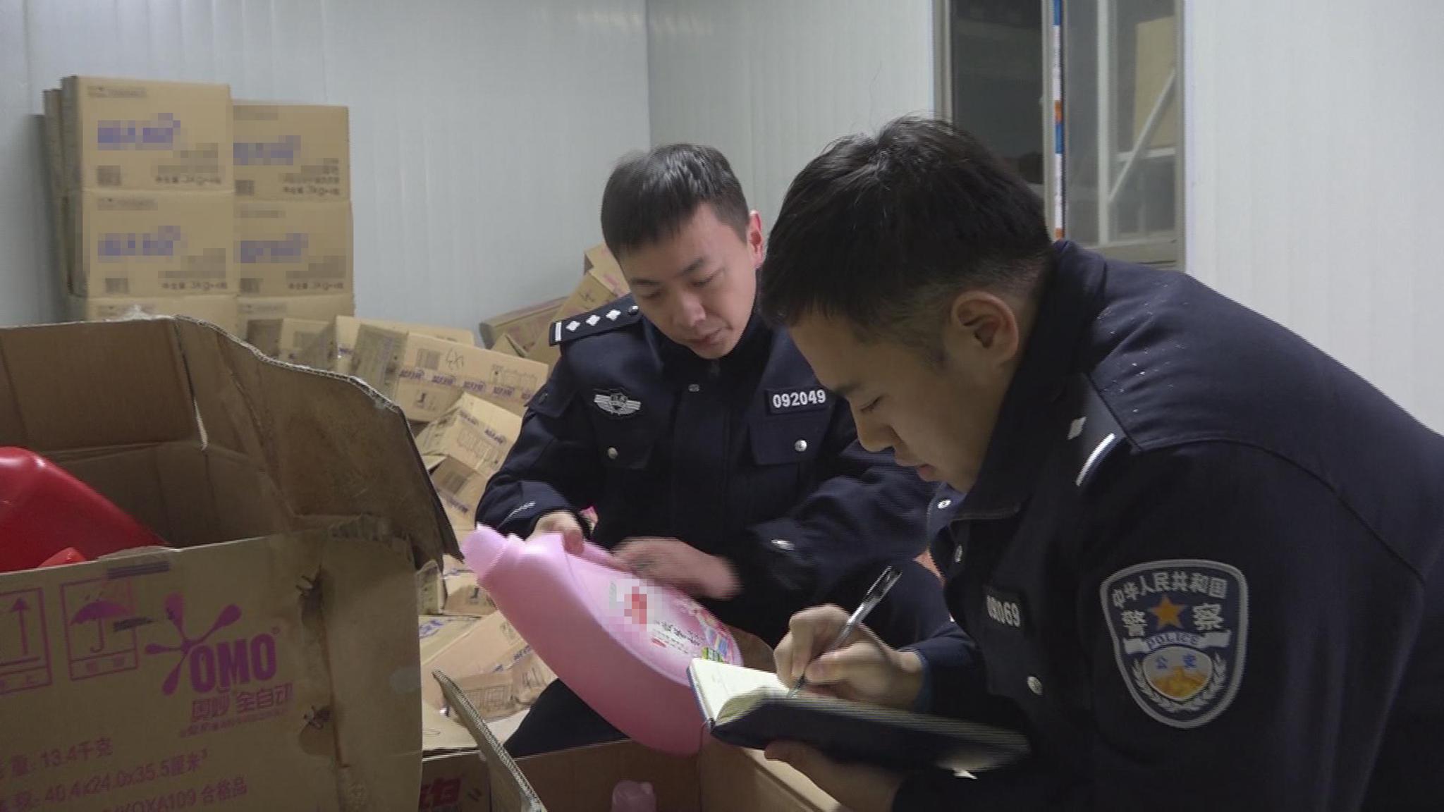 警方在办案现场清点窝点制作的假冒知名洗化产品 受访者供图
