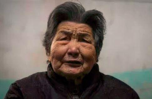 刚刚 南京大屠杀幸存者照片墙的灯又熄了两盏