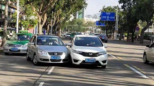 男子举报前车在闹市疯狂别车 不料自己也被罚了