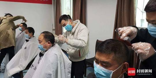 蒋昊峻带领团队为医护人员理发。