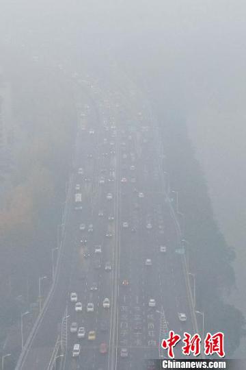 大范围雾霾“湮没”江苏 多城陷四面“霾”伏