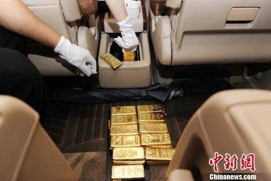 深港两地牌小车特制暗格走私44块金砖。 钟超 摄