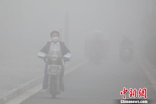 大范围雾霾“湮没”江苏 多城陷四面“霾”伏
