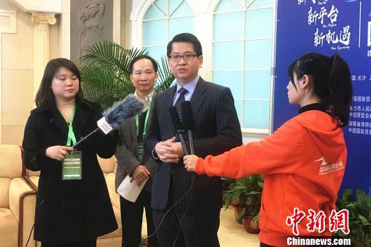 11月28日,新加坡驻华大使罗家良在2018国际商事法律合作论坛期间接受记者采访。 刘着之 摄