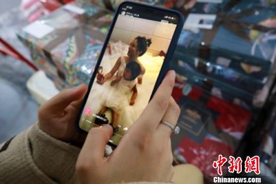 江苏传统纺织服装业试水网红经济 老板变主播“带货”