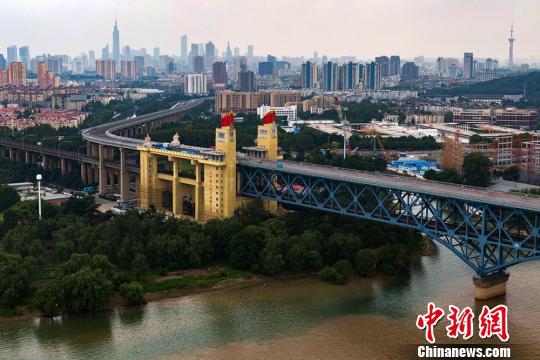 航拍维修中的南京长江大桥。 泱波 摄