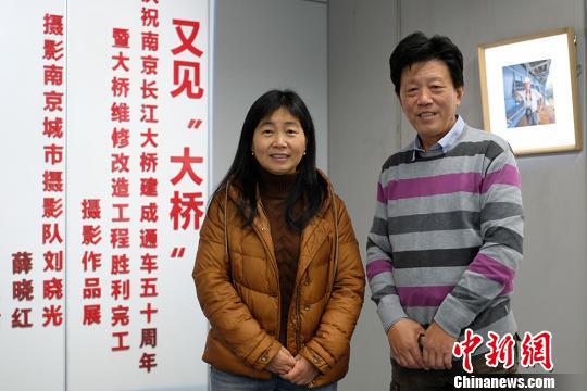 摄影师刘晓光(右)和薛晓红都是南京城市摄影队的一员。 泱波 摄