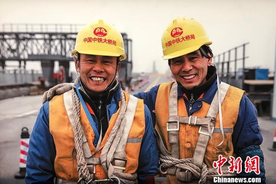 来自湖北仙桃的冯庆云、冯顶云兄弟俩相聚在大桥工地。 刘晓光 摄