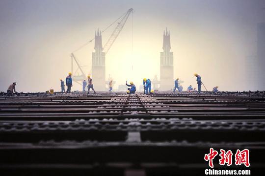 长江大桥上的施工现场。 薛晓红 摄