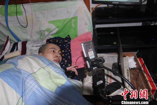 如今,伏培建的收入稳定,每月在1万元左右。他说,自己在精神上成为了一个“站起来”的人。 刘林 摄