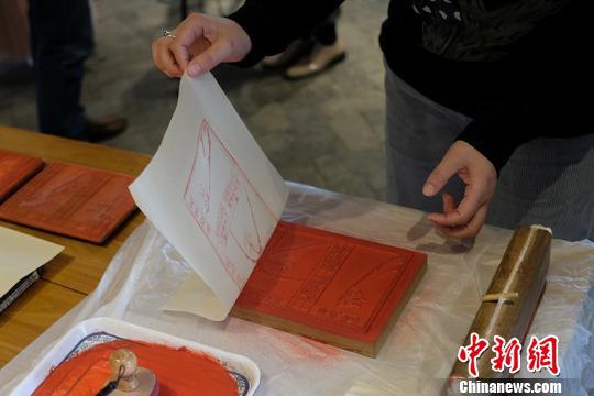 民众体验体验国家级非遗木刻水印工艺。 泱波摄