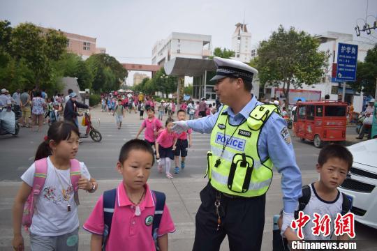 连云港民警护送小学生过马路。 何丽婷 摄