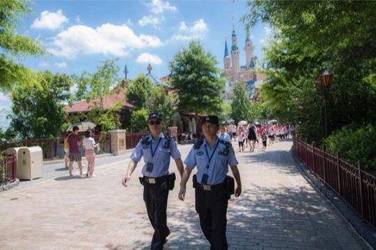 浦东公安分局度假区公安处民警在迪士尼乐园巡逻。 本文图均为浦东公安分局供图