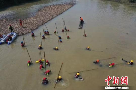 浙江安吉父子二人落水遇险 消防队员施救被水冲走失联