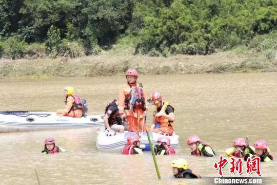浙江安吉父子二人落水遇险 消防队员施救被水冲走失联