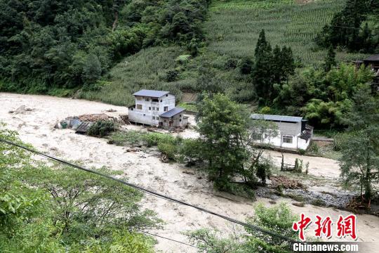 四川宝兴暴雨致一人遇难 上千人紧急转移