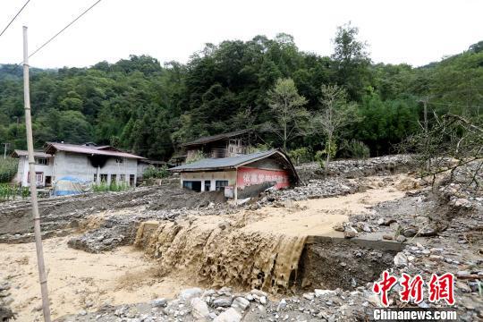 四川宝兴暴雨致一人遇难 上千人紧急转移