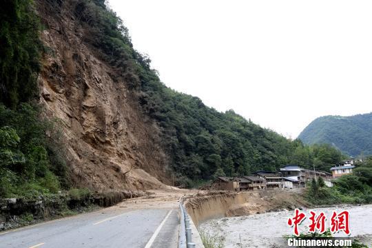 四川宝兴暴雨致一人遇难 上千人紧急转移