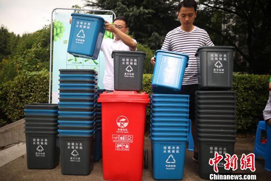 资料图:大学生将印有“垃圾分类,从我做起”字样的垃圾桶摆放整齐。 泱波 摄