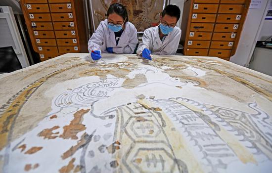 这群80后“壁画医生”身穿白大褂 让千年历史重获新生