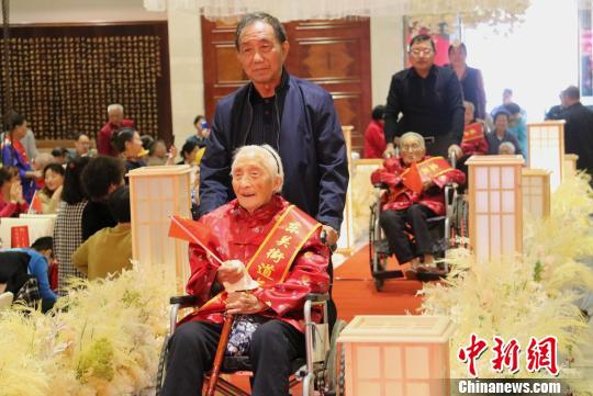 图为10位百岁老人集体登场。 施华健 摄