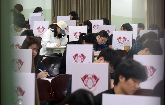 2018年11月,韩国高考考生们参加高考论述考试。图/视觉中国