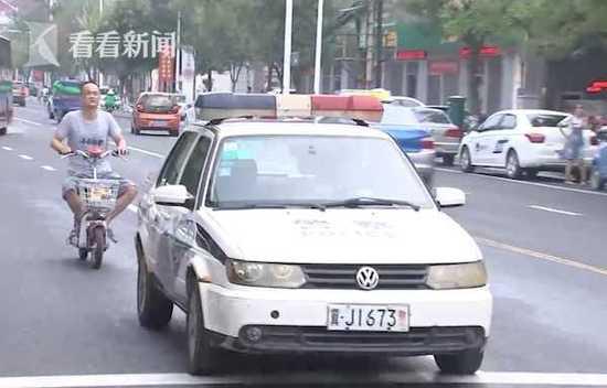 交警开警车被举报"公车私用" 单位不惩罚还表扬他