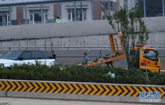 7月22日,在郑州京广路隧道口,救援人员在工作。新华社记者 张浩然 摄