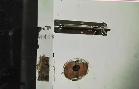 申诉律师认为,浴室门框上并无贯通的木质凹槽痕迹,与起子撬开锁的说法不能相互印证。