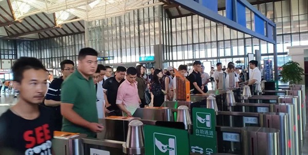 旅客通过自助通道畅享车票“无纸化”带来的便捷。本文图片 上海发布