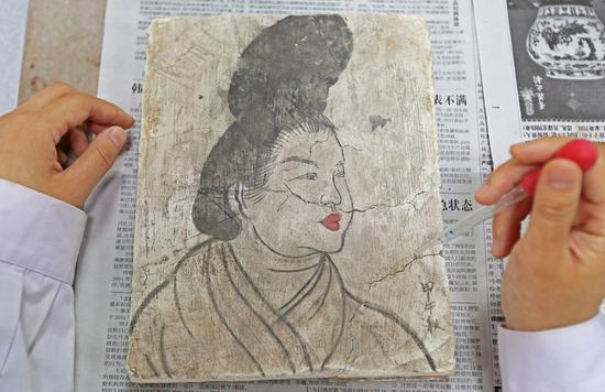 这群80后“壁画医生”身穿白大褂 让千年历史重获新生