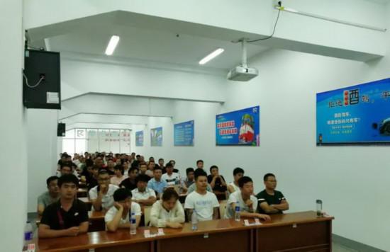 学员们在教室上课,玩手机等行为会被监控记录下来,此次学习作废。