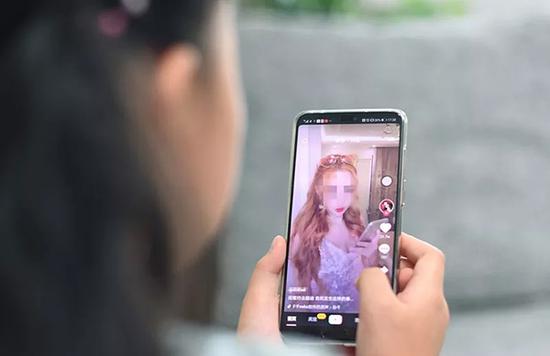 儿童沉迷抖音:9岁浓妆艳抹引关注 狂加30个群