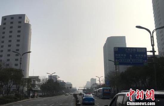 能见度不太好,道路远处也是灰蒙蒙。 本文图均为 中新网 图